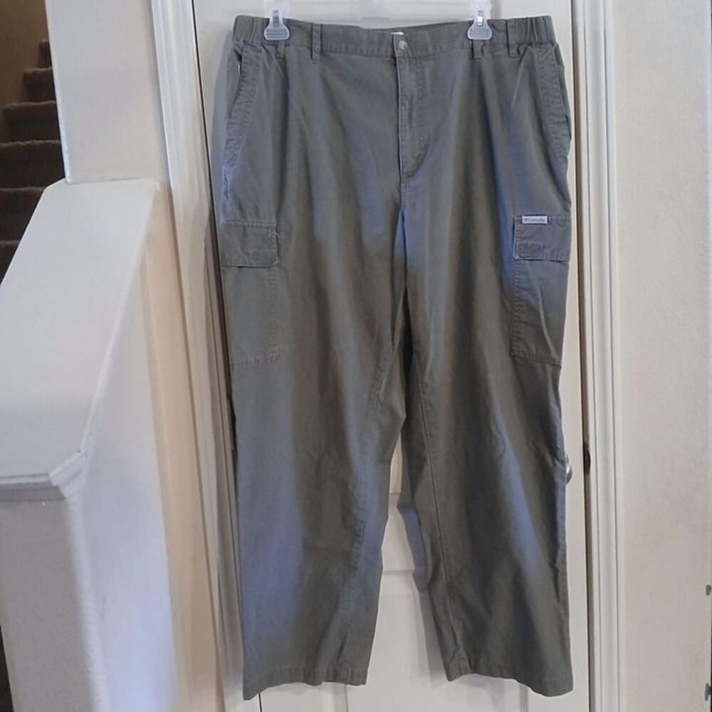 Khaki green Columbia Sportswear wide straight leg cargo pants size 40x32 Utility